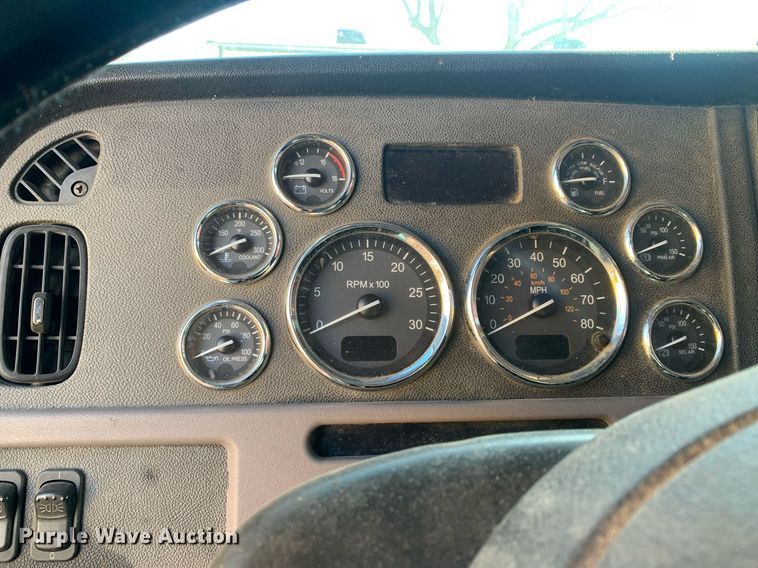 image for item DM7764 2014 Peterbilt 386 semi truck