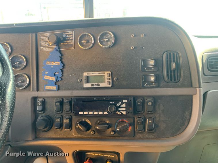 image for item DM7764 2014 Peterbilt 386 semi truck