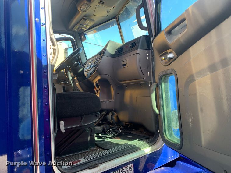 image for item DM7764 2014 Peterbilt 386 semi truck