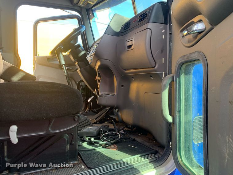 image for item DM7764 2014 Peterbilt 386 semi truck