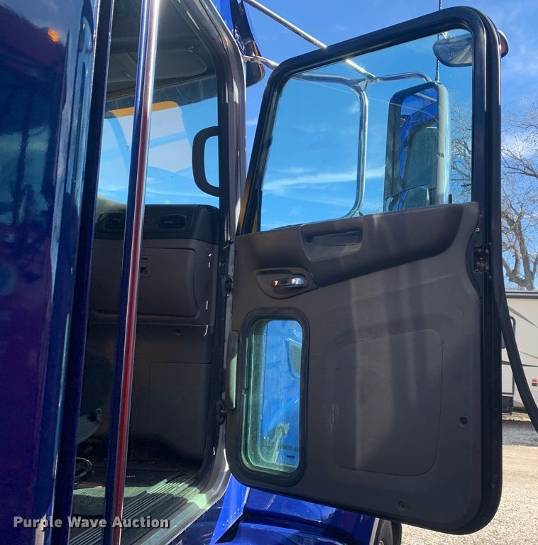 image for item DM7764 2014 Peterbilt 386 semi truck