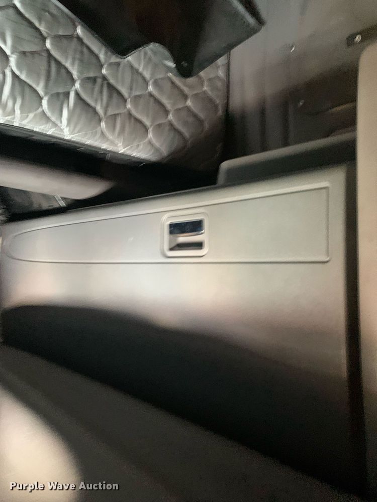 image for item DM7764 2014 Peterbilt 386 semi truck