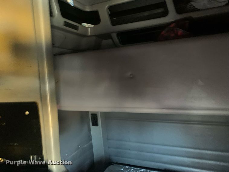 image for item DM7764 2014 Peterbilt 386 semi truck