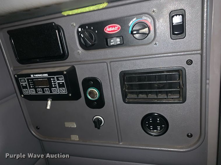 image for item DM7764 2014 Peterbilt 386 semi truck