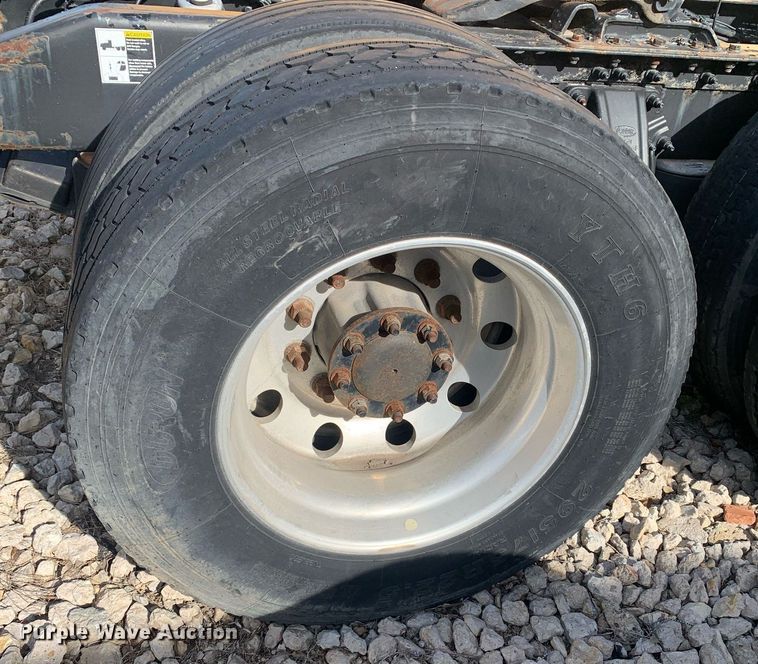 image for item DM7764 2014 Peterbilt 386 semi truck