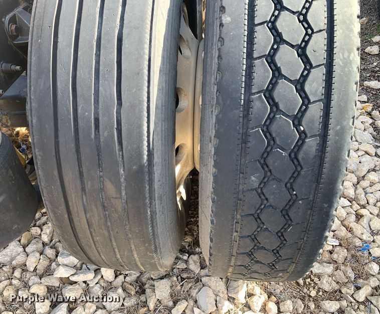 image for item DM7764 2014 Peterbilt 386 semi truck