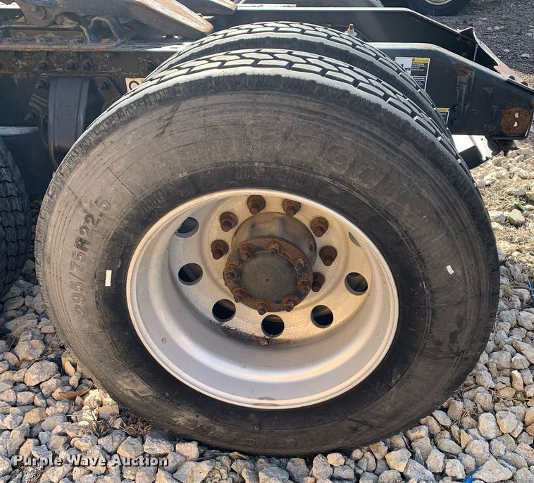 image for item DM7764 2014 Peterbilt 386 semi truck