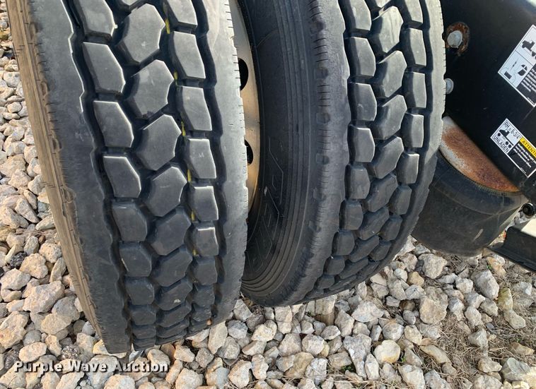 image for item DM7764 2014 Peterbilt 386 semi truck