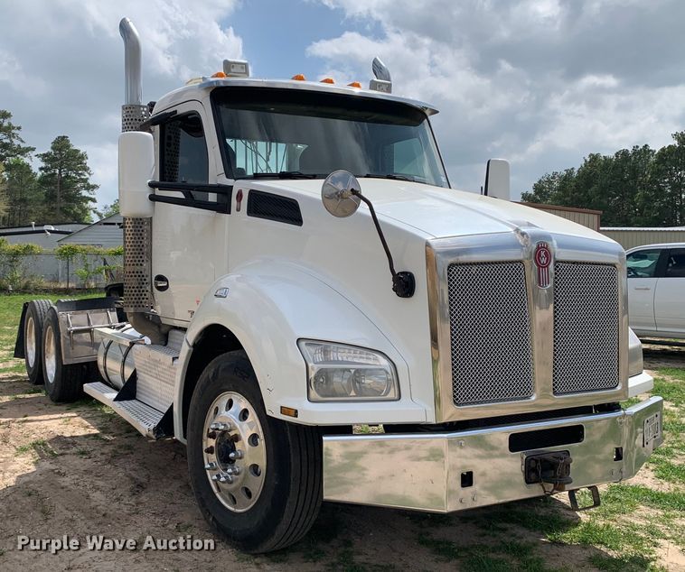 image for item DM7780 2015 Kenworth T880 semi truck