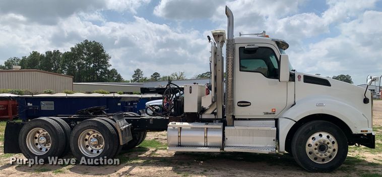 image for item DM7780 2015 Kenworth T880 semi truck
