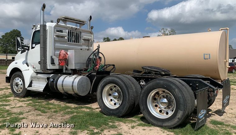 image for item DM7780 2015 Kenworth T880 semi truck