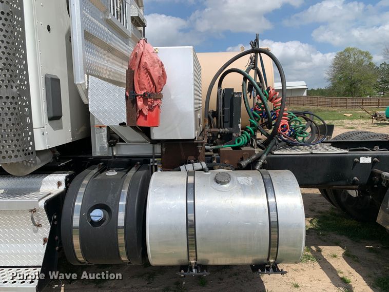 image for item DM7780 2015 Kenworth T880 semi truck