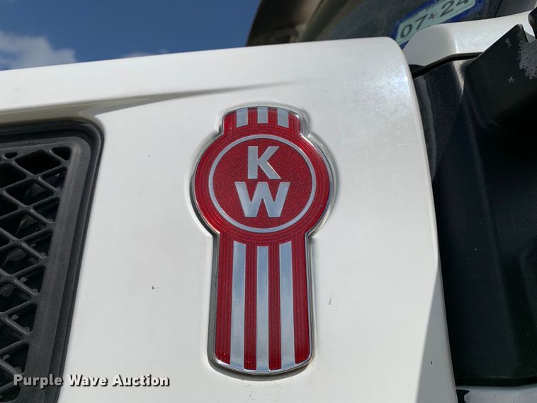 image for item DM7780 2015 Kenworth T880 semi truck
