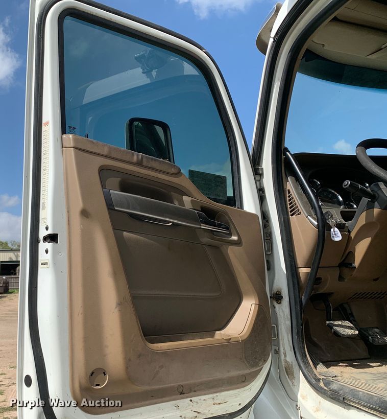 image for item DM7780 2015 Kenworth T880 semi truck