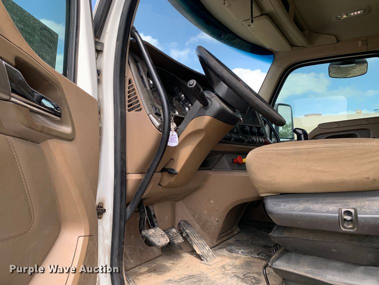 image for item DM7780 2015 Kenworth T880 semi truck