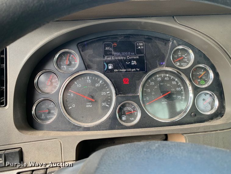 image for item DM7780 2015 Kenworth T880 semi truck