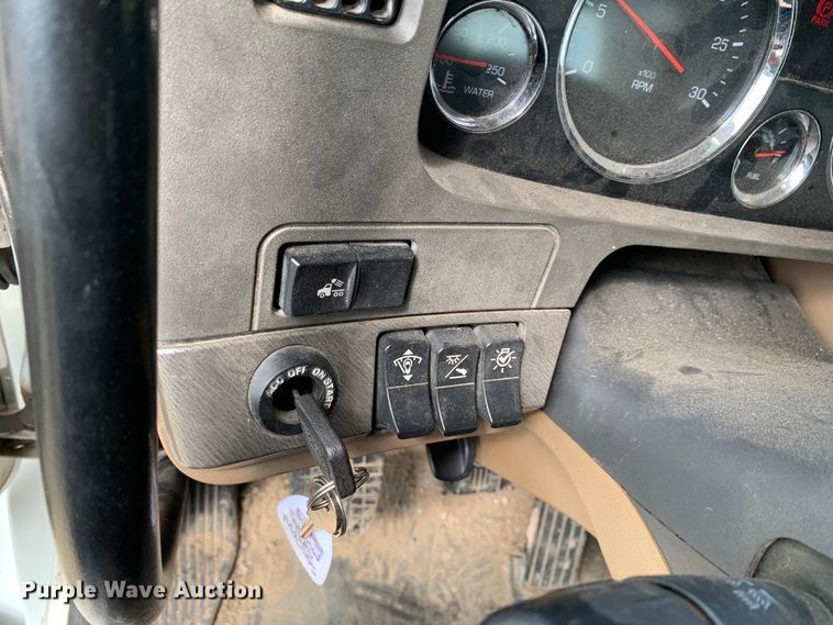 image for item DM7780 2015 Kenworth T880 semi truck