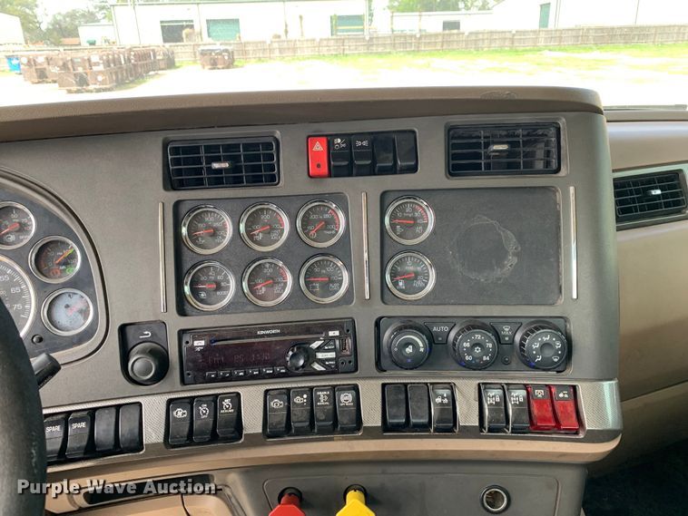 image for item DM7780 2015 Kenworth T880 semi truck