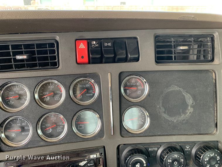 image for item DM7780 2015 Kenworth T880 semi truck