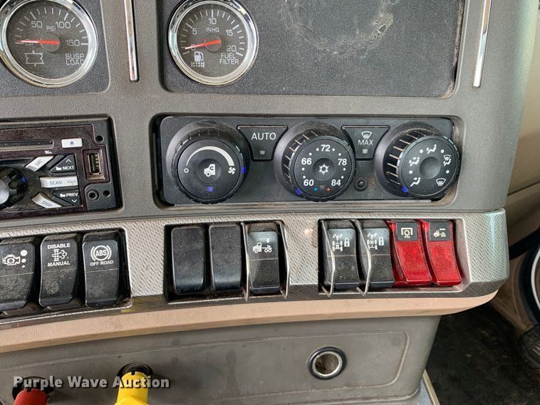 image for item DM7780 2015 Kenworth T880 semi truck