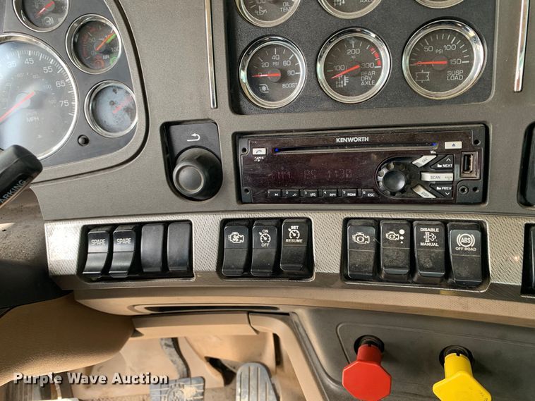 image for item DM7780 2015 Kenworth T880 semi truck