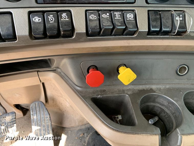 image for item DM7780 2015 Kenworth T880 semi truck