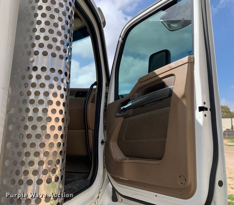 image for item DM7780 2015 Kenworth T880 semi truck