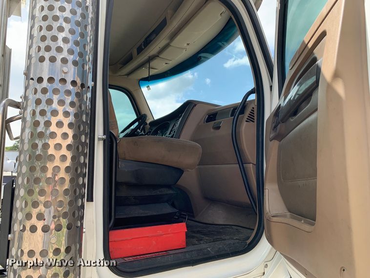 image for item DM7780 2015 Kenworth T880 semi truck