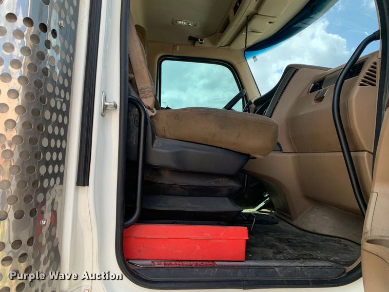 image for item DM7780 2015 Kenworth T880 semi truck