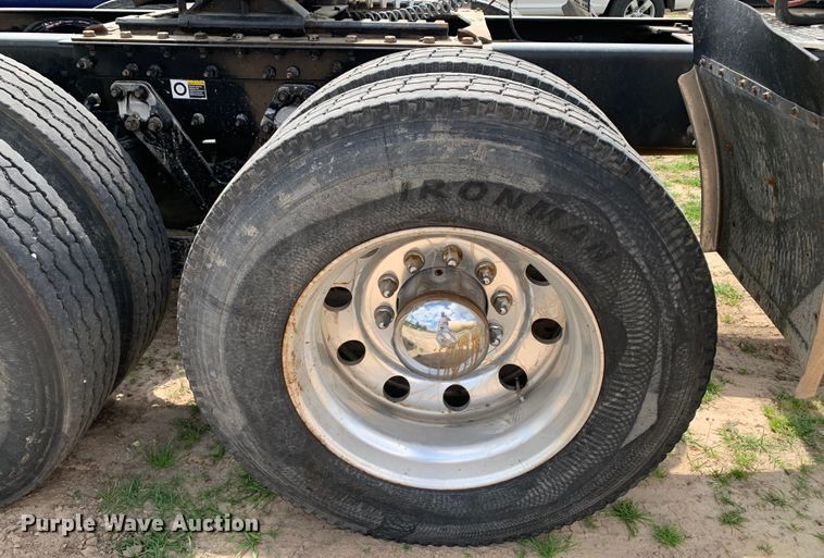 image for item DM7780 2015 Kenworth T880 semi truck