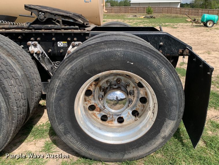 image for item DM7780 2015 Kenworth T880 semi truck