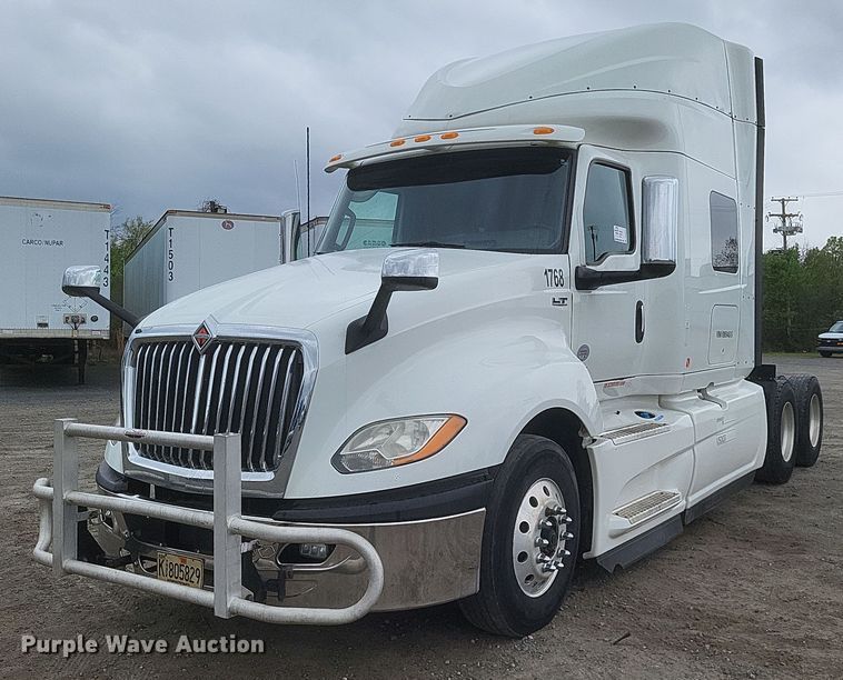 image for item DO4878 2019 International  LT625 semi truck