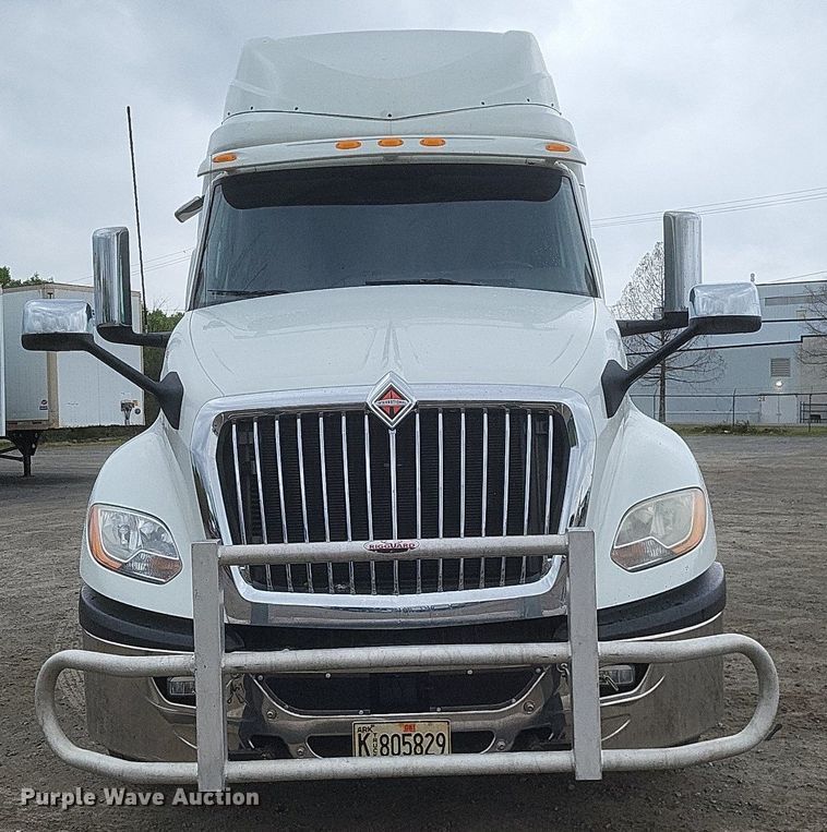 image for item DO4878 2019 International  LT625 semi truck