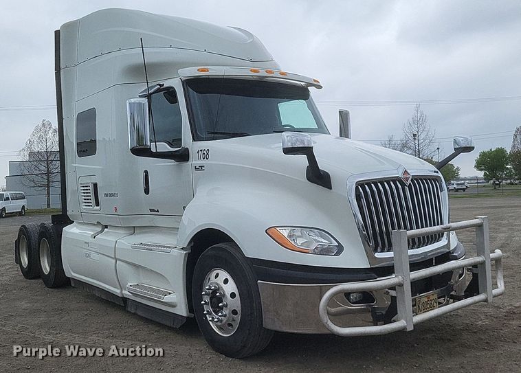 image for item DO4878 2019 International  LT625 semi truck