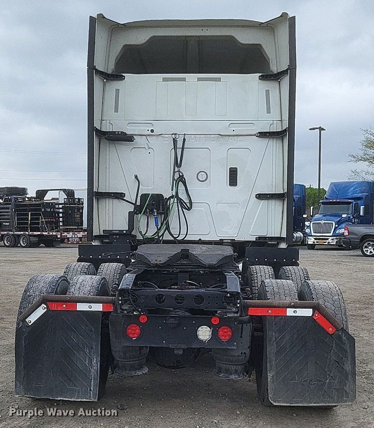 image for item DO4878 2019 International  LT625 semi truck