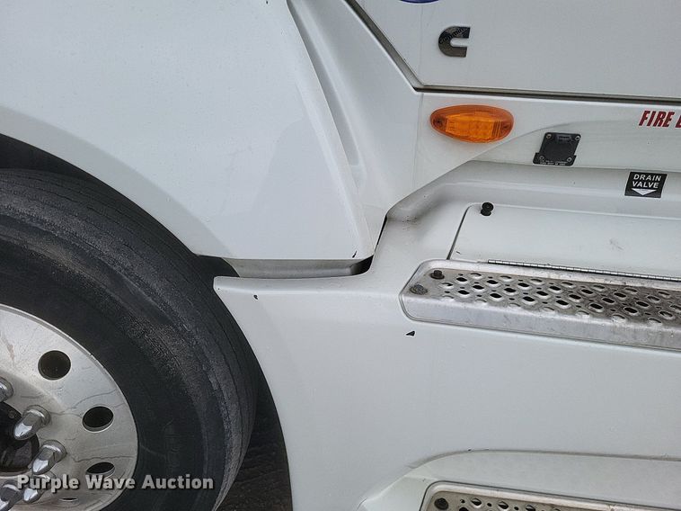 image for item DO4878 2019 International  LT625 semi truck