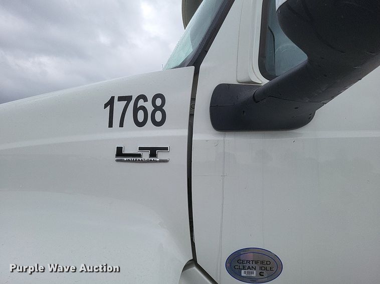 image for item DO4878 2019 International  LT625 semi truck