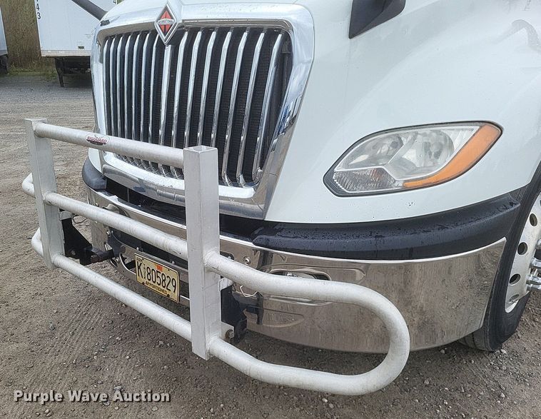 image for item DO4878 2019 International  LT625 semi truck