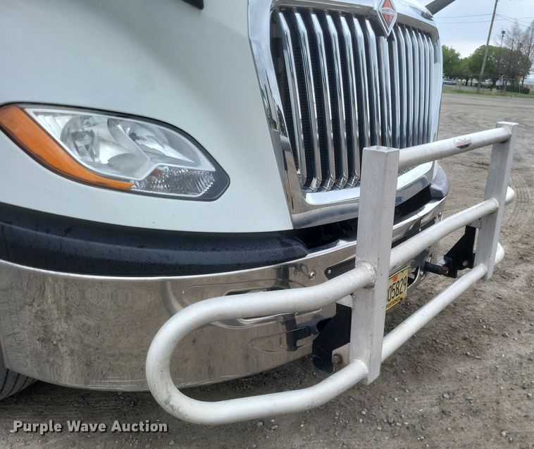 image for item DO4878 2019 International  LT625 semi truck