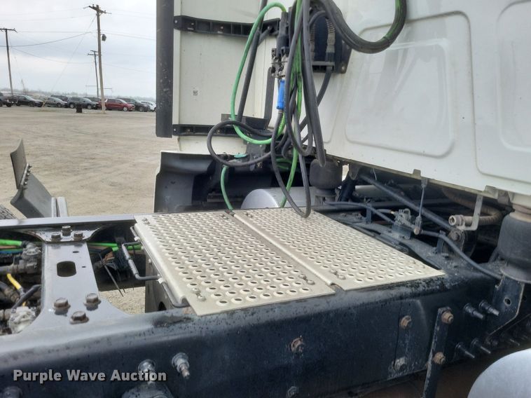 image for item DO4878 2019 International  LT625 semi truck