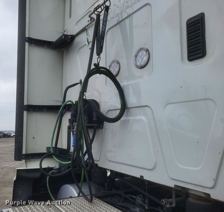 image for item DO4878 2019 International  LT625 semi truck