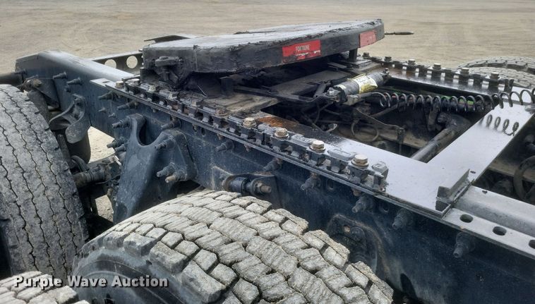 image for item DO4878 2019 International  LT625 semi truck