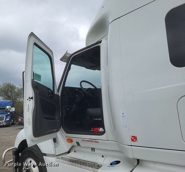 image for item DO4878 2019 International  LT625 semi truck