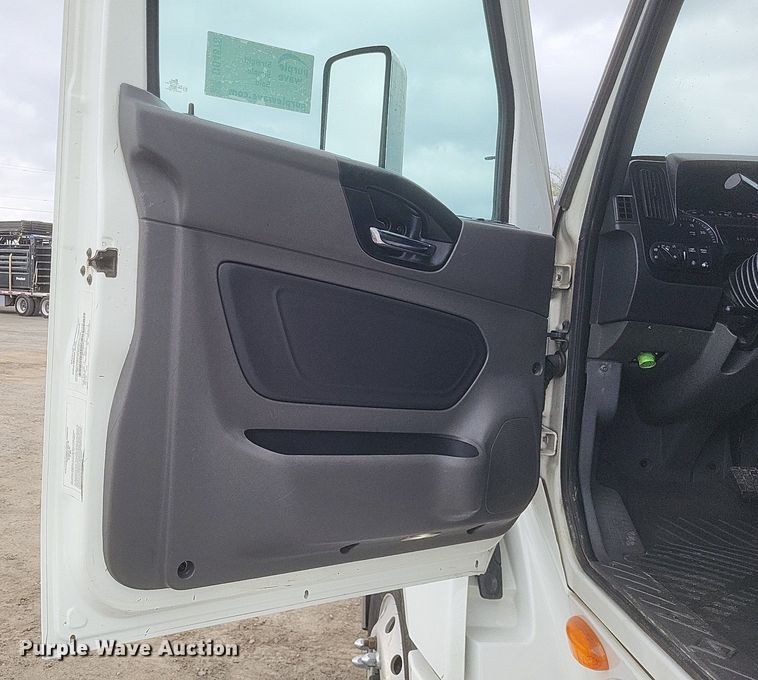 image for item DO4878 2019 International  LT625 semi truck