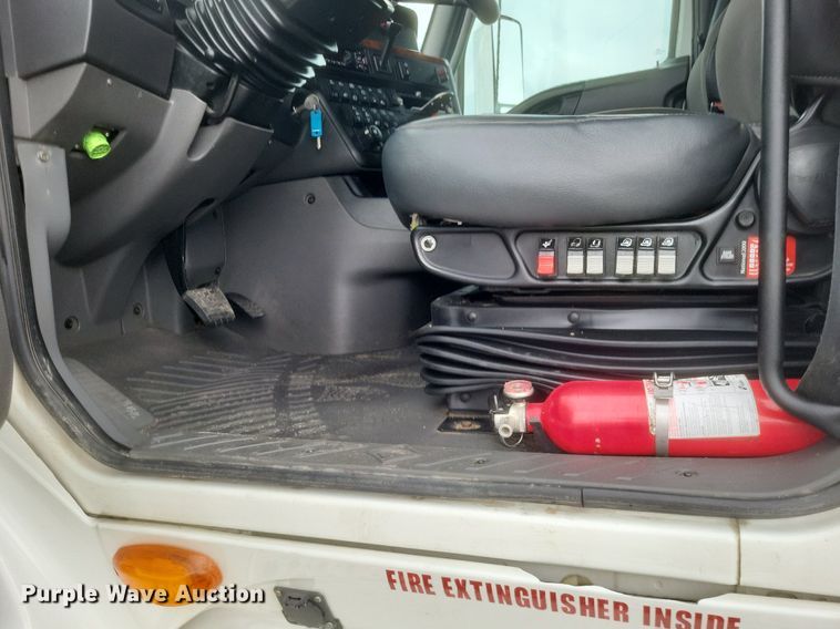 image for item DO4878 2019 International  LT625 semi truck