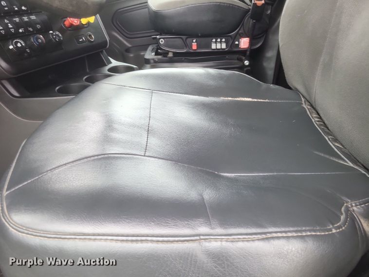 image for item DO4878 2019 International  LT625 semi truck