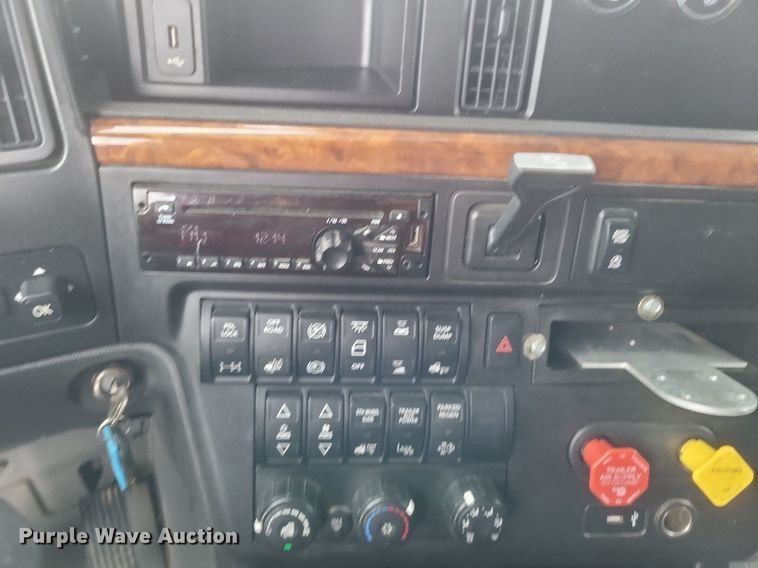 image for item DO4878 2019 International  LT625 semi truck