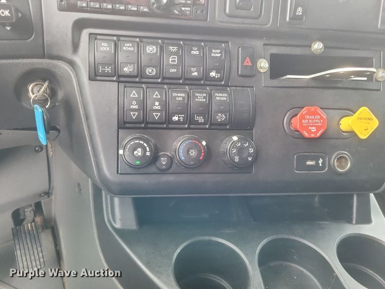 image for item DO4878 2019 International  LT625 semi truck