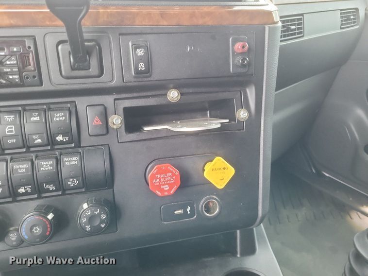 image for item DO4878 2019 International  LT625 semi truck