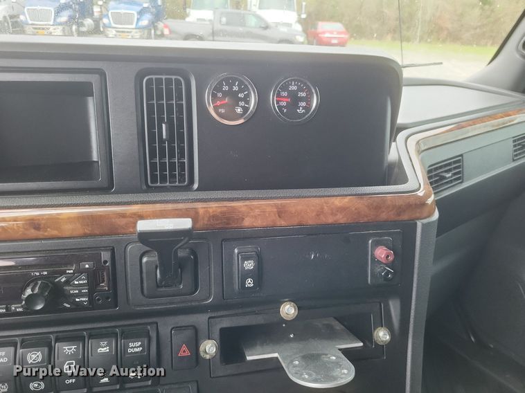 image for item DO4878 2019 International  LT625 semi truck